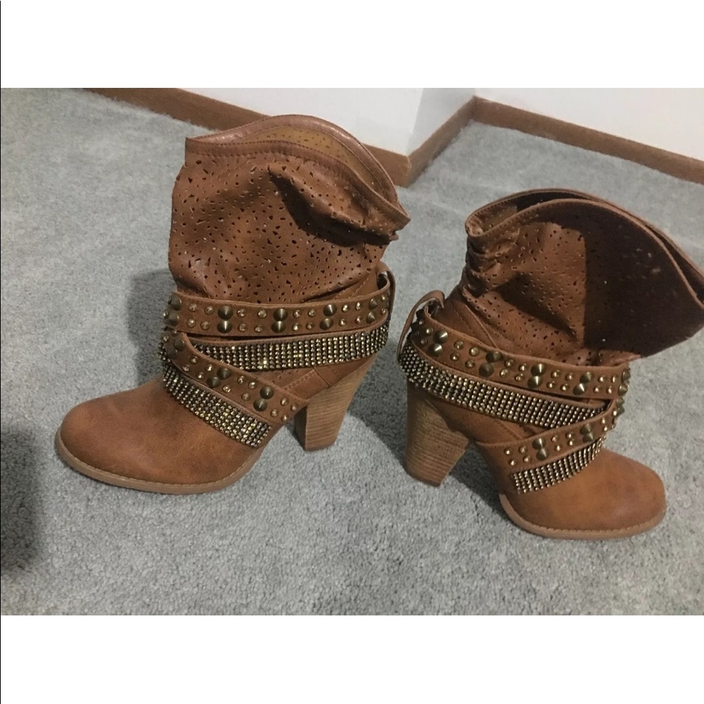 Buckle boots